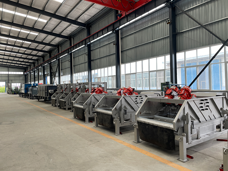 湖南客戶訂購(gòu)6臺(tái)固液分離機(jī)裝車發(fā)貨